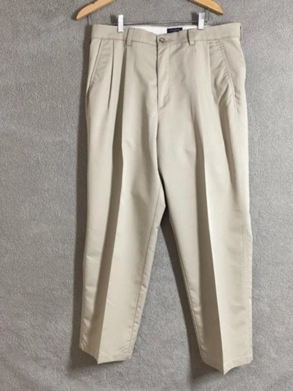 Dockers Beige Classic Fit Cotton Blend Khakis 36 W 30 L like new